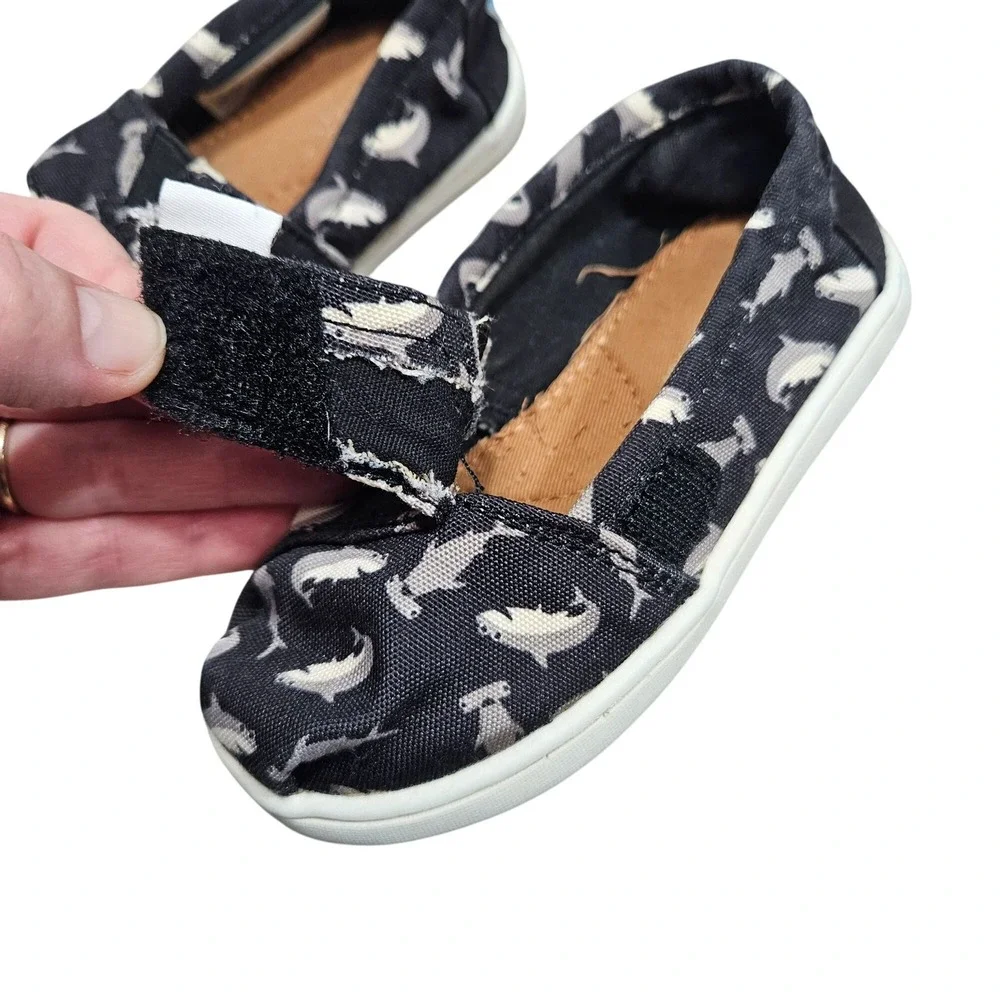 Toms Kids‎ Navy Shark Print Slip-On Shoes Size 7 Toddler Hook Loop Closure